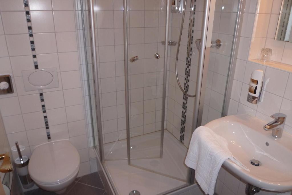 Hotel Garni Mowe Тутцинг Стая снимка